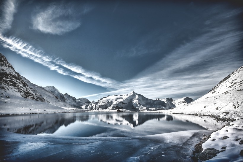 美丽的山区雪景图片