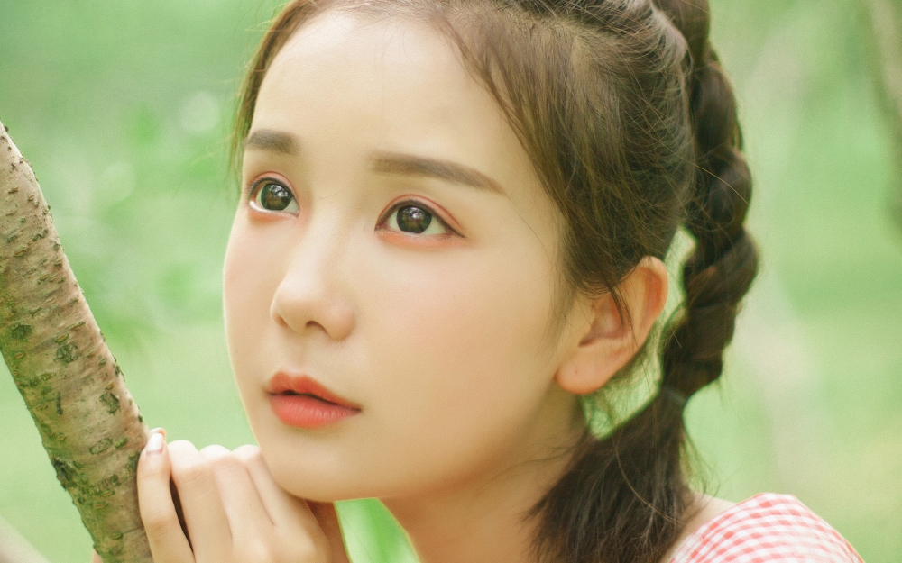 绝色清纯小美女林间写真高清桌面壁纸