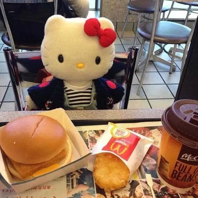 韩国首尔新村Hello Kitty Café主题餐厅 你想和谁一起去