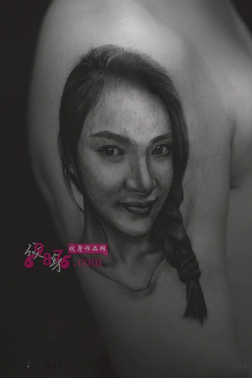 大臂黑白人物肖像纹身