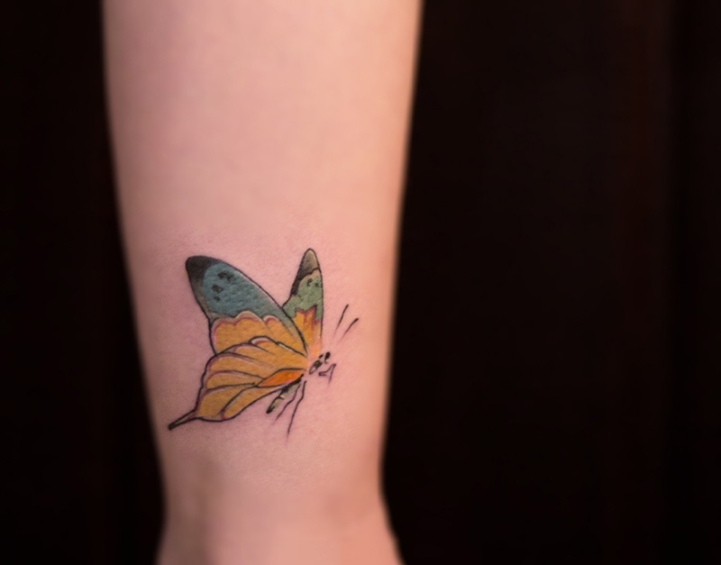 脚踝处好看的蝴蝶彩绘纹身图片