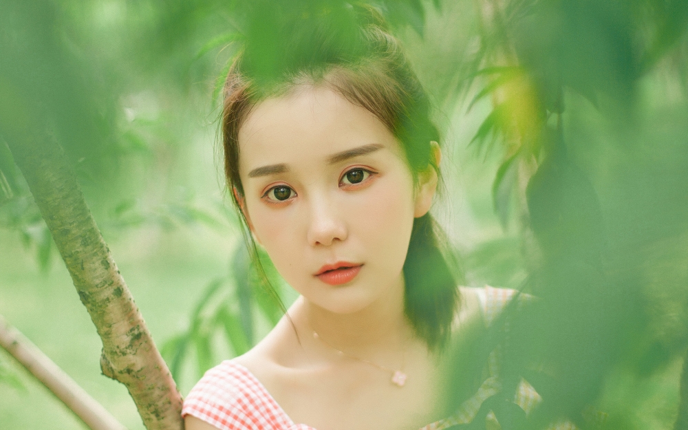 绝色清纯小美女林间写真高清桌面壁纸