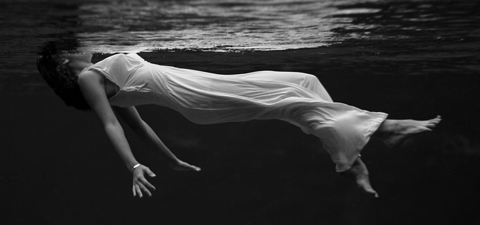 女子游泳，白色裙子，海水，黑白照片，唯美桌面壁纸