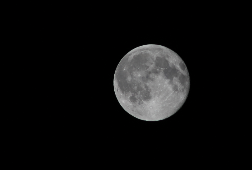 夜空中唯美的月亮图片