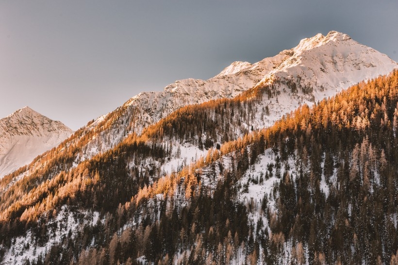 美丽的山区雪景图片