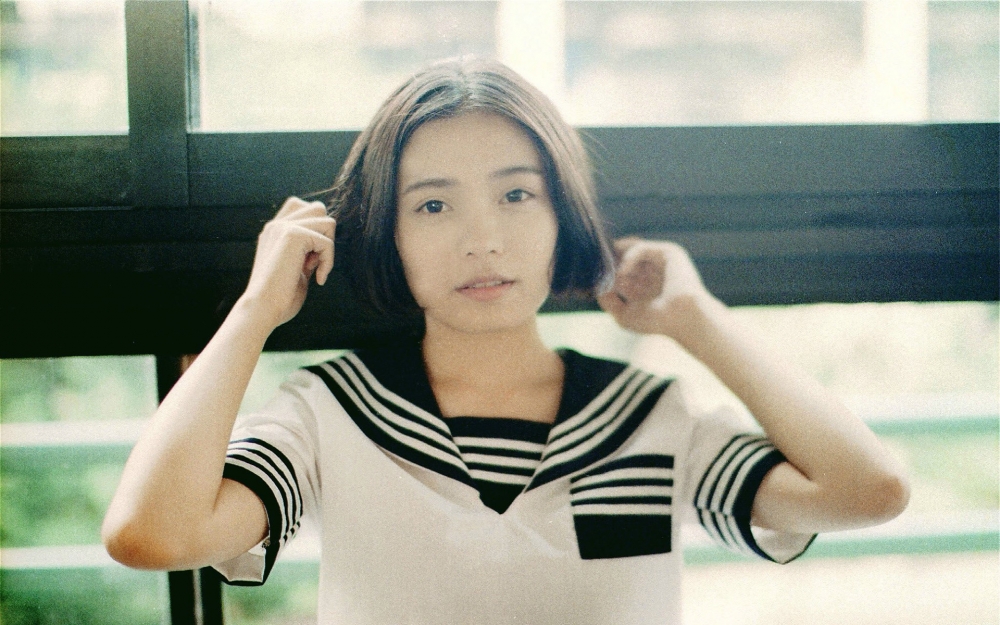 学生制服少女日系胶片风写真高清桌面壁纸下载1