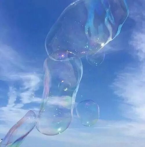 我们的距离离得很近，我们的感情离得很远