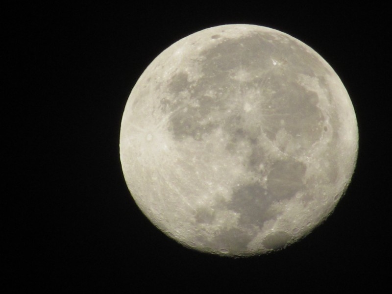 夜空中唯美的月亮图片