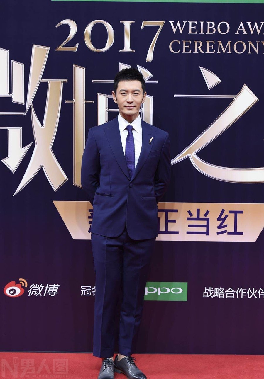 2017微博之夜颁奖典礼 黄晓明出席2017微博之夜西装革履英俊帅气