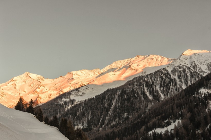 美丽的山区雪景图片