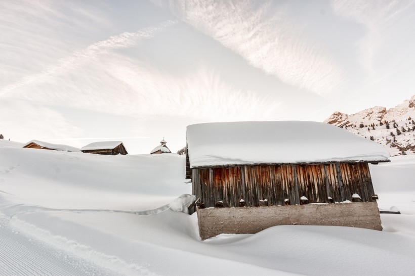 美丽的山区雪景图片