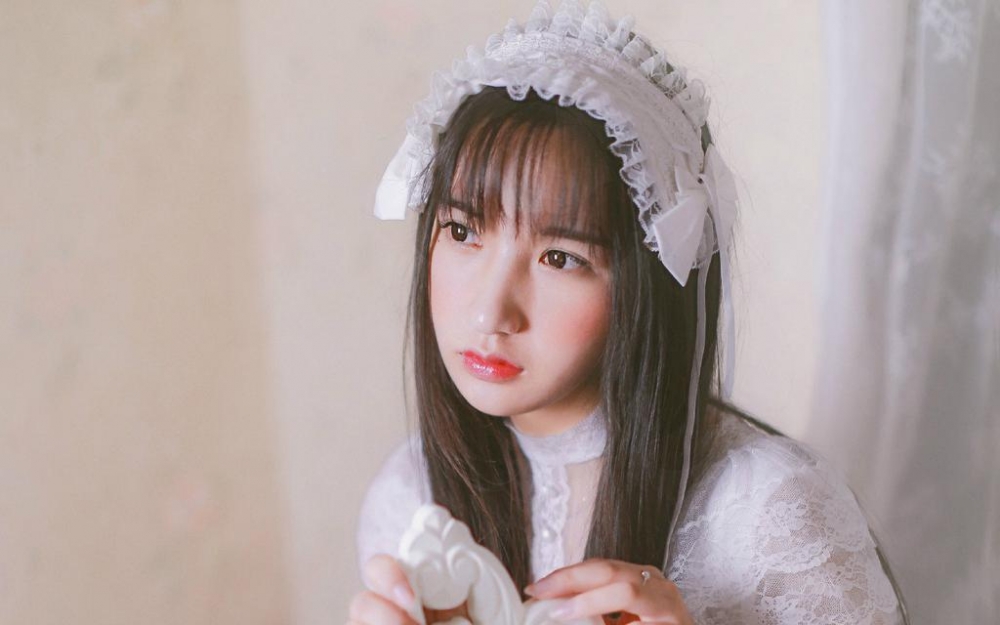 梦幻白裙美女室内写真