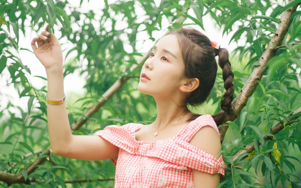 绝色清纯小美女林间写真高清桌面壁纸