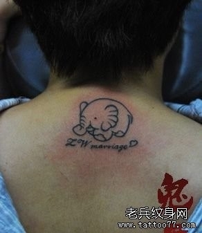背部字母大象纹身图片