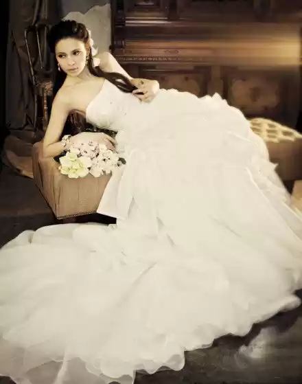 你不能否定能让人感动的除了爱人还有婚纱！
