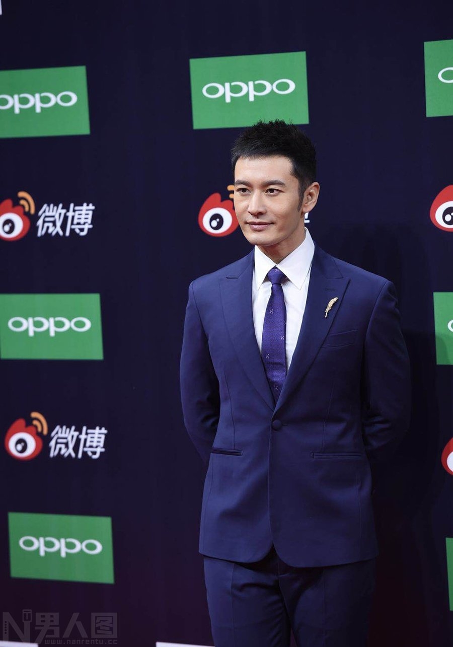 2017微博之夜颁奖典礼 黄晓明出席2017微博之夜西装革履英俊帅气