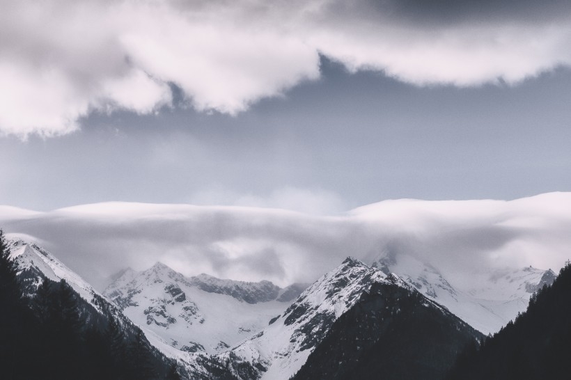 美丽的山区雪景图片