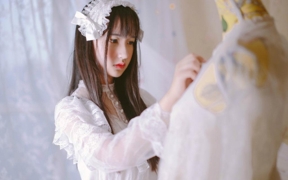梦幻白裙美女室内写真