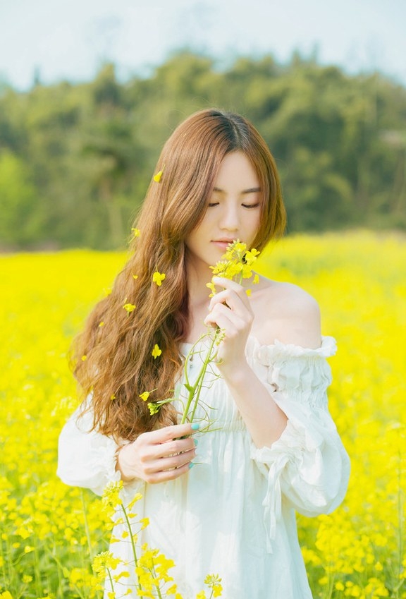 油菜花中小清新可爱美女图片
