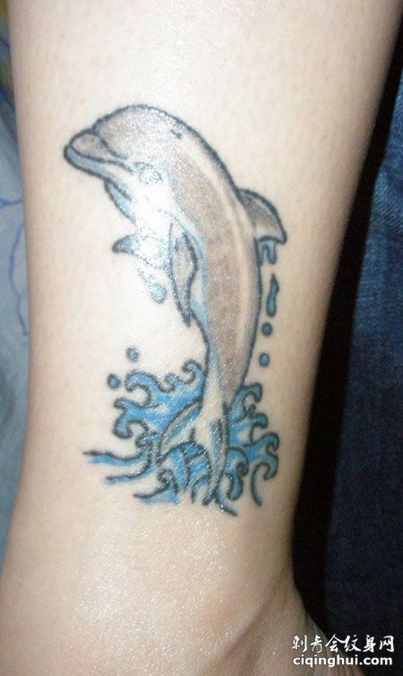 脚踝上可爱的小海豚纹身图案
