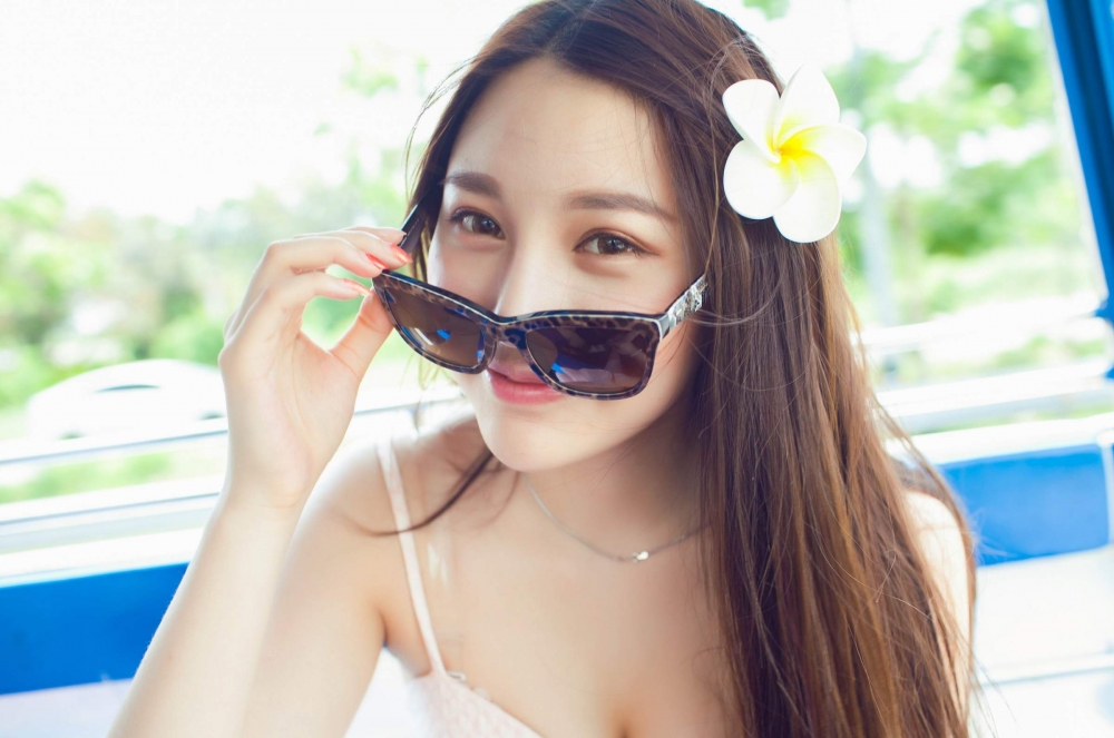 夏日沙滩性感美女写真壁纸图片