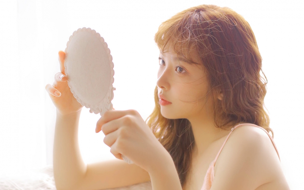 居家私房吊带美女写真壁纸
