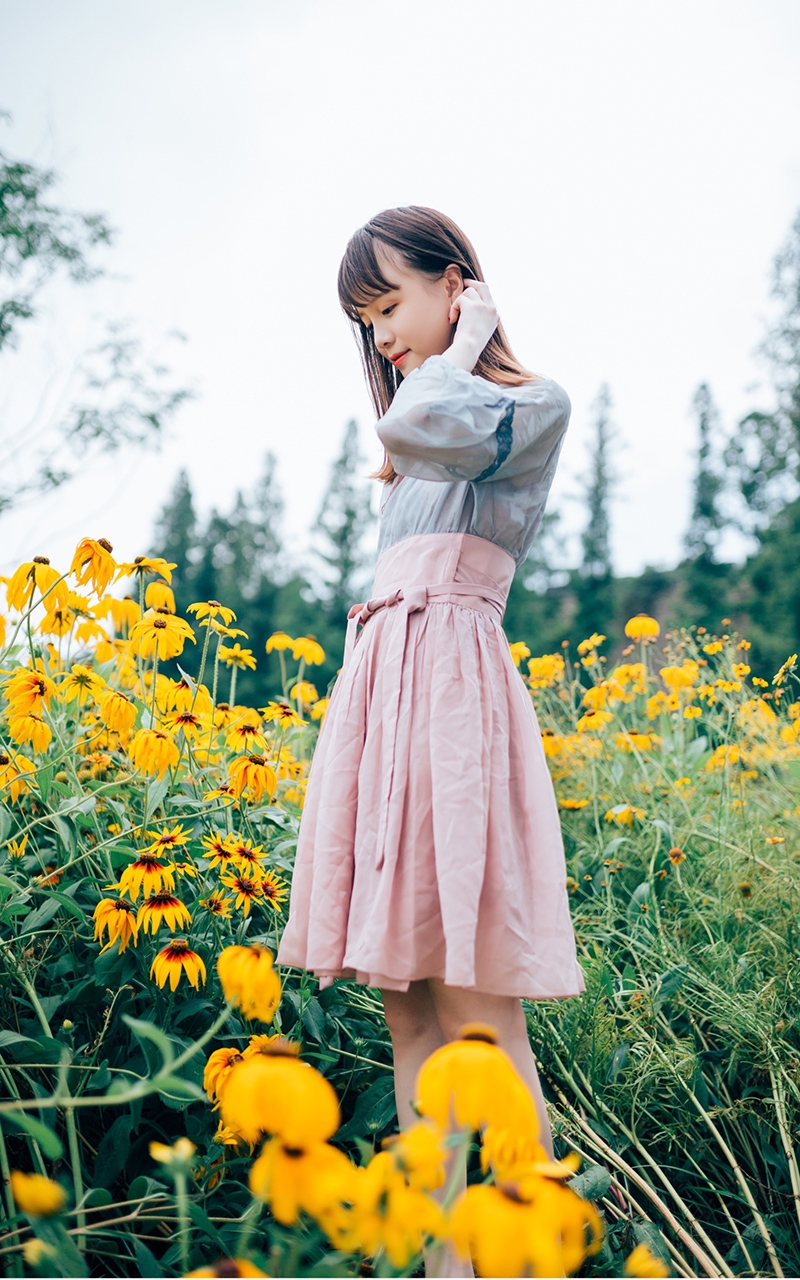甜美文艺少女户外写真图片高清壁纸