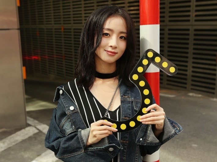 气质美女胡冰卿街拍电脑壁纸图片