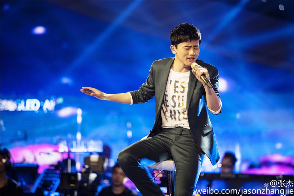 帅哥张杰演唱会深情陶醉图片
