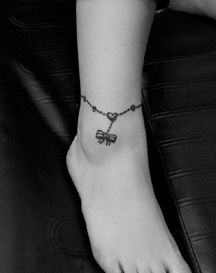 女生个性的脚链蝴蝶结纹身图片
