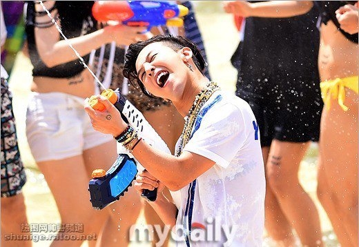 G-dragon权志龙拍摄江原道水上乐园宣传广告写真