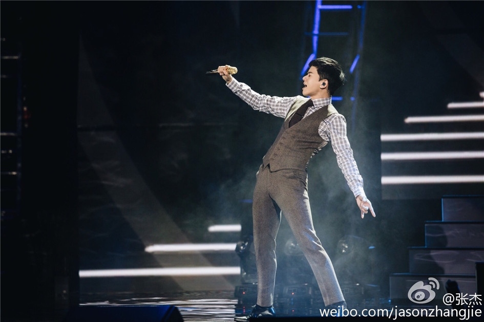 帅哥张杰演唱会深情陶醉图片