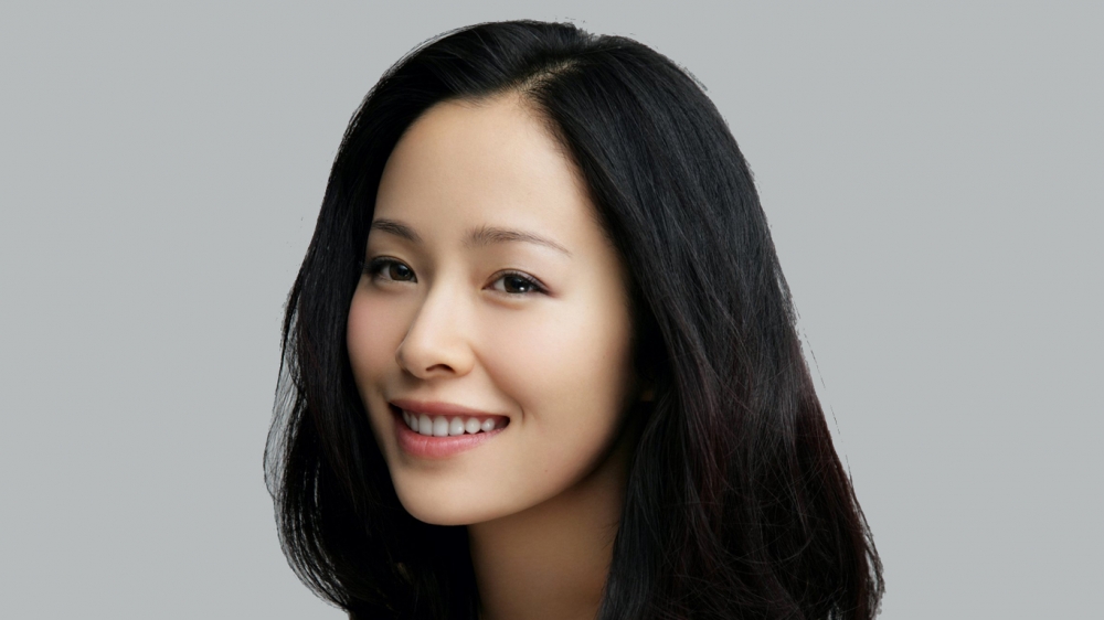 甜美气质女星笔仙3江一燕长裙性感写真电脑桌面壁纸