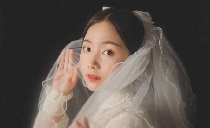 唯美的黑底公主型婚纱图片