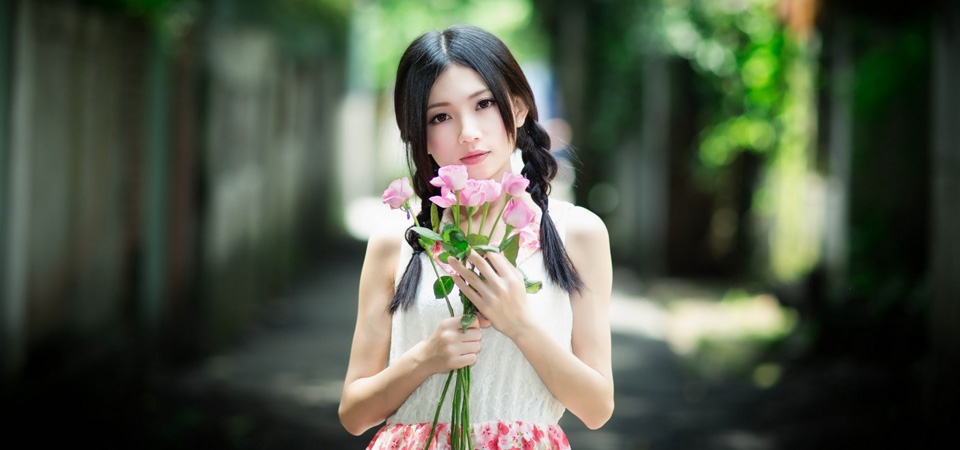 双马尾可爱美女手持鲜花写真电壁纸图片