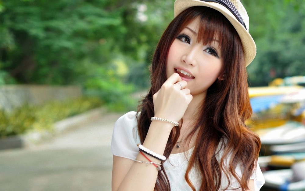 青春靓丽的清新长发美女的高清电脑壁纸