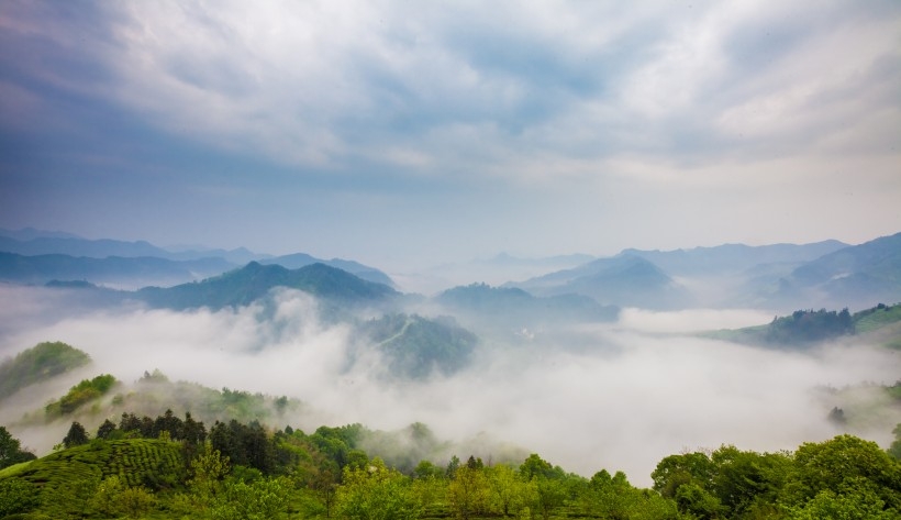 高耸的群山峻岭风景图片