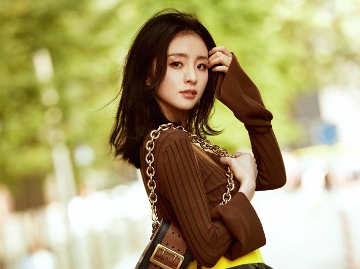 气质美女胡冰卿街拍电脑壁纸图片