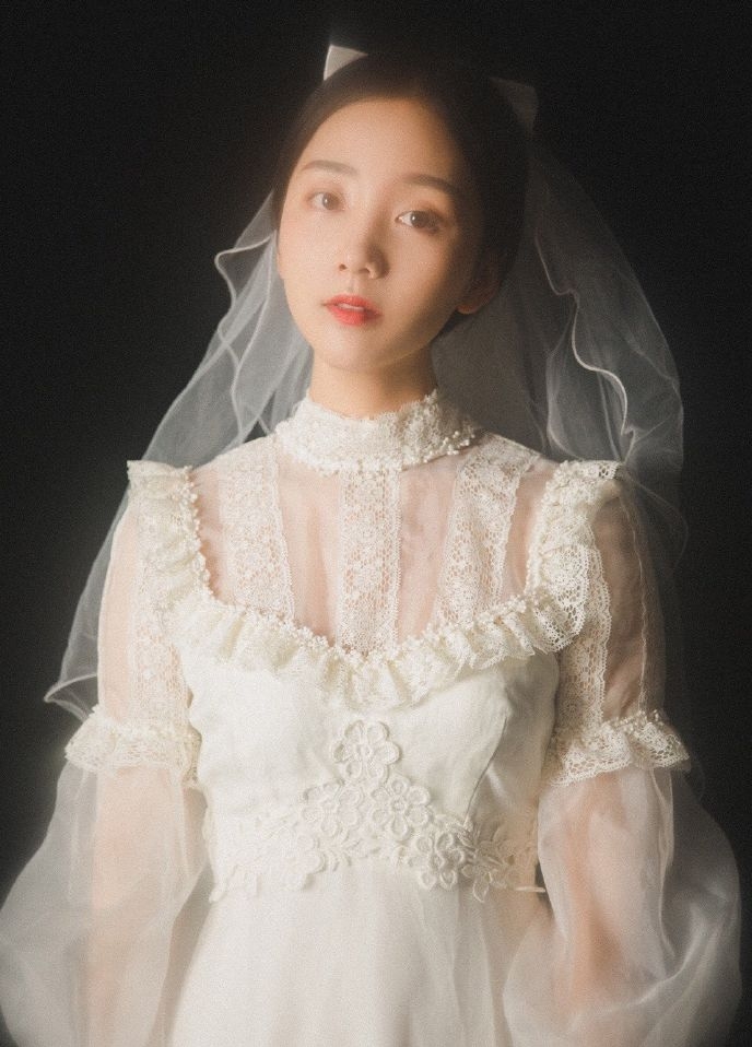 唯美的黑底公主型婚纱图片