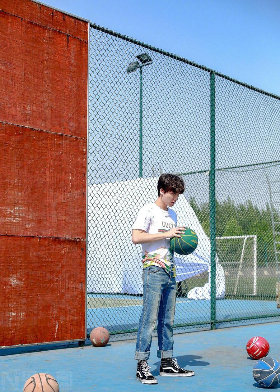 帅哥明星李易峰手持篮球球场写真图片