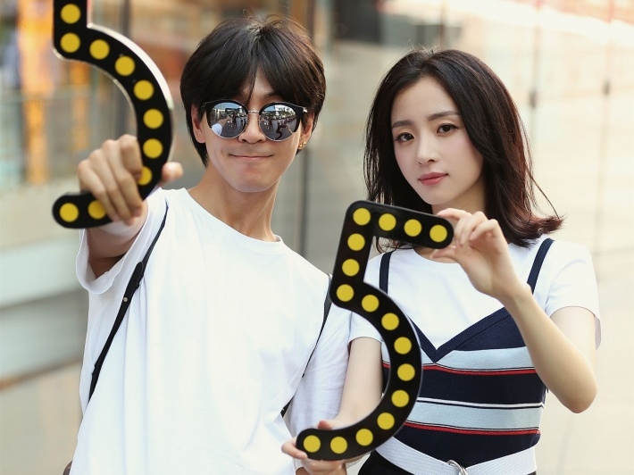 气质美女胡冰卿街拍电脑壁纸图片