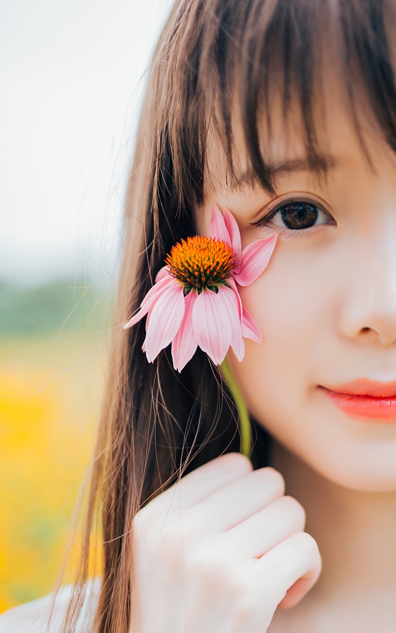 甜美文艺少女户外写真图片高清壁纸