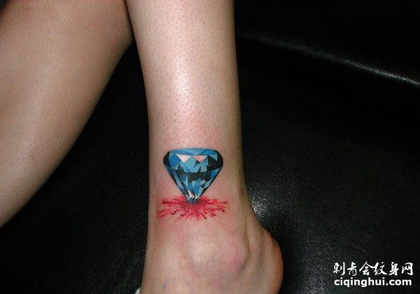 脚踝蓝色钻石纹身图案