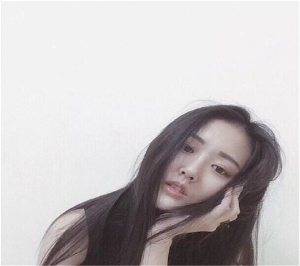 长发气质美女学士服毕业照高清手机桌面壁纸下载