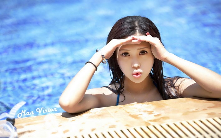 泳装美女阳光写真壁纸