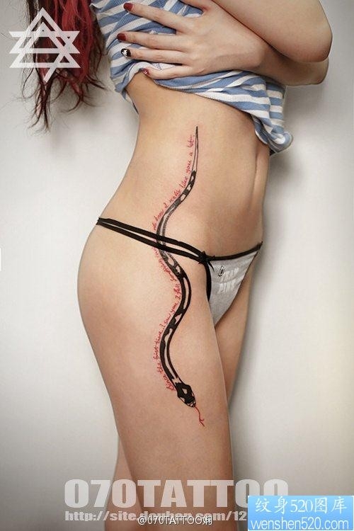 侧腰性感的蛇图腾纹身图片