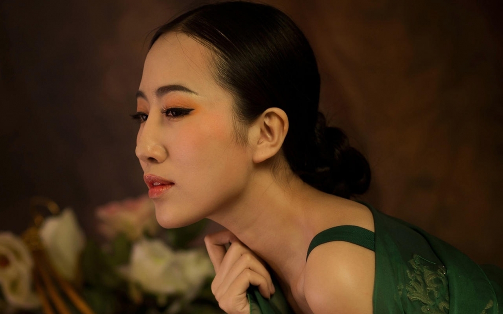 典雅高贵气质美女高清写真壁纸