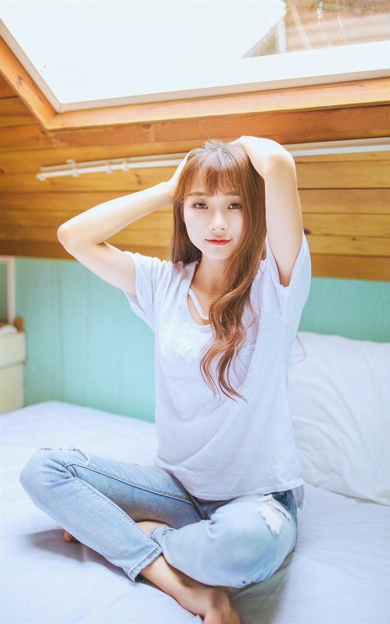 唯美清新的美女居家写真手机壁纸
