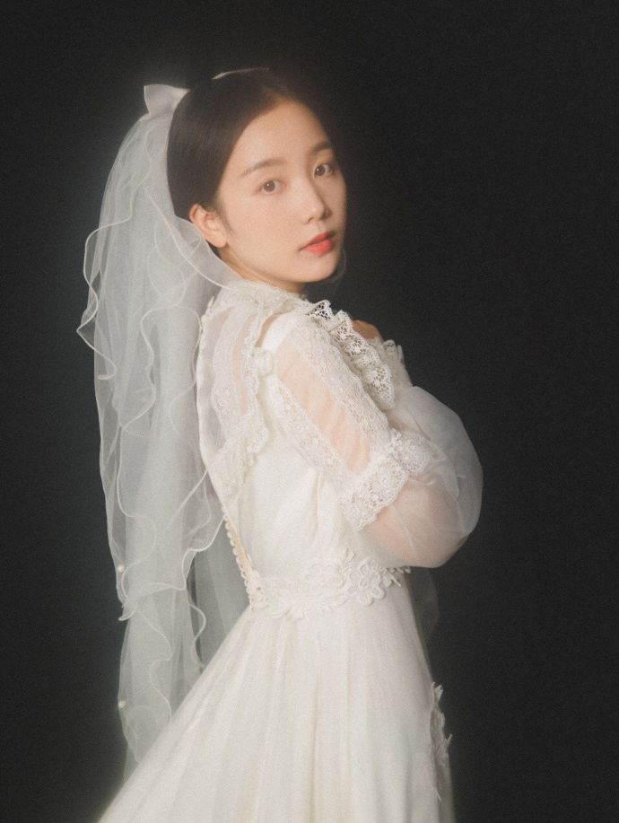唯美的黑底公主型婚纱图片