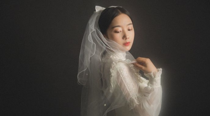 唯美的黑底公主型婚纱图片